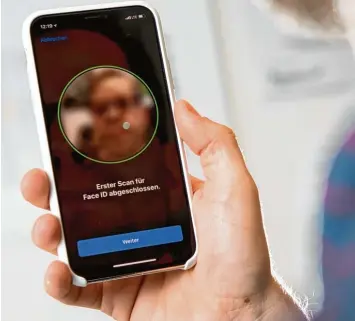  ?? Fotos: Franziska Gabbert, dpa ?? Die größte Neuerung in Apples iPhone X: Das Smartphone erkennt seinen Benutzer nun an seinem Gesicht. Ist es einmal gescannt, reicht ein Blick auf das Display, und das Gerät wird entsperrt.