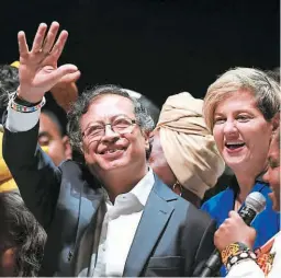  ?? FOTO: AFP ?? El elegido presidente, Gustavo Petro, celebra junto a su esposa Verónica Alcocer y su compañera de fórmula, Francia Márquez.