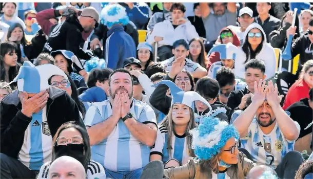  ?? FOTO: GUSTAVO GARELLO/AP ?? In Buenos Aires sahen die Fans die Auftaktnie­derlage ihres Teams bei gutem Wetter beim Public Viewing.