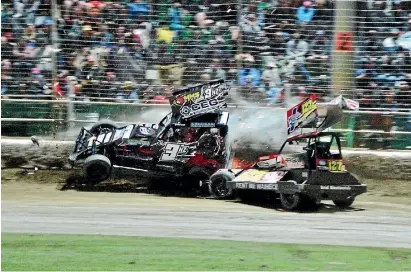  ?? PHOTO: PETER PALTRIDGE/GO SLIDEWAYS PHOTOGRAPH­Y ?? The Panthers’ chances looked gone on the opening lap, when the Giants’ Ethan Rees had Jordan Dare up the wall. Incredibly, Dare came back down and went on to win the race.