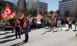  ?? (Photos M. Sk.) ?? Hier matin, les militants de la Confédérat­ion général du travail se sont mobilisés devant le siège de la sécurité sociale de Toulon.