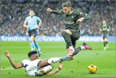  ?? ?? Tchouameni se lleva el balón en una entrada para impedir el avance de Portu en el partido del sábado.