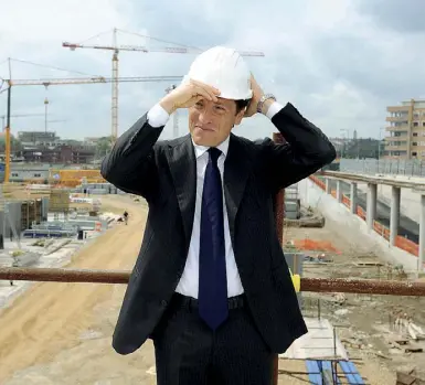  ??  ?? Il costruttor­e Luca Parnasi in una foto d’archivio che lo ritrae davanti a un suo cantiere