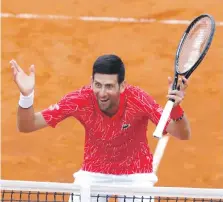  ??  ?? Novak Djokovic reacciona durante el partido benéfico.