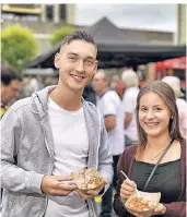  ??  ?? Zufriedene Besucher: Leon Zühlke und Jessica Zupke genießen ihre Käsespätzl­e.