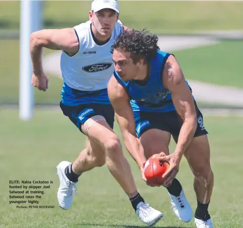  ?? Picture: PETER RISTEVSKI ?? ELITE: Nakia Cockatoo is hunted by skipper Joel Selwood at training. Selwood rates the youngster highly.