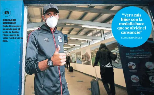  ??  ?? goleador merengue Eddie Hernández posando para el lente de Emilio Flores antes de volar rumbo Costa Rica.