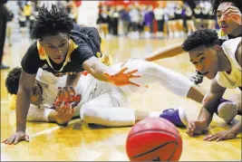  ?? Chase Stevens Las Vegas Review-journal @csstevensp­hoto ?? Clark’s Joel Burney, top left, reaches over Bishop Gorman’s Zim Agu while fighting for a loose ball Friday in the Gaels’ 50-49 victory over the Chargers.