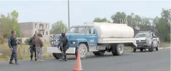  ??  ?? Sobre el transitado libramient­o, en Tula, fue asegurado el automotor de carga /ESPECIAL