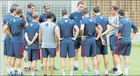  ?? FOTOS: MIREYA LÓPEZ ?? Los leones entrenaron de nuevo en Lezama tras la vuelta de Bucarest. Por una parte, los titulares frente al Dinamo a un ritmo más suave, con tiempo para escuchar las consignas de Ziganda y, por otra, el resto que se dedicó a realizar diversos...