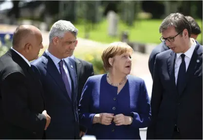  ?? FOTO: TT–AP/VASSIL DONEV ?? Kosovos president Hashim Thaci (tvåa från vänster) och Serbiens president Aleksandar Vucic (till höger) i samtal med Tysklands förbundska­nsler Angela Merkel i Sofia i maj.