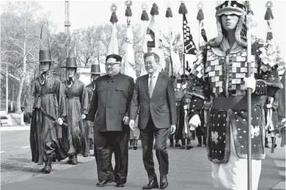  ?? AP ?? Kim Jong-un y su par surcoreano Moon Jae-in, al inicio del encuentro en la localidad de Panmunjom.