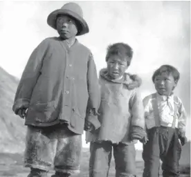  ?? PROJECT NAMING ?? Parmi les photos sur lesquelles il reste à mettre un nom, il y a celle de ces trois jeunes Inuits, photograph­iés à Wolstenhol­me en septembre 1926, celle de cet homme prise à Kangiqsual­ujjuaq (Rivière George) en 1948, et celle de cette femme crie, dont le portrait a été fait vers 19471948, peut-être à Chisasibi.