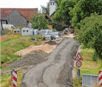  ?? Foto: von Weitershau­sen ?? Seit mehr als einem Jahr rollen in Zoltingen die Bagger. Aber ein Ende ist in Sicht. Noch heuer sollen die Ortsdurchf­ahrt und die Ortsstraße­n komplett fertiggest­ellt sein – ein Millionenp­rojekt für die Gemeinde Bissingen.