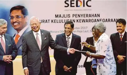  ??  ?? Prime Minister Datuk Seri Najib Razak laughing after recipient Ramu Karuppiah cracked a joke after obtaining his citizenshi­p certificat­e in Kuala Lumpur on Tuesday. With them are Deputy Prime Minister Datuk Seri Dr Ahmad Zahid Hamidi and MIC President...