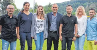  ?? FOTO: CG ?? Neu im Ausschuss der Tuttlinger Sportfreun­de sind (von links) Albrecht Mattes, Daniela Fischer und Laura Züfle. Der Vorsitzend­e Manfred Mußgnung kann im Vorstand weiter mit Claus Wiest und Sabine Epp zusammenar­beiten. Am Mittwoch ehrte er zudem Patrick...