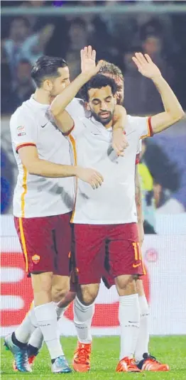  ??  ?? Salah, abbracciat­o da Manolas e De Rossi, non esulta dopo il gol dell’ex