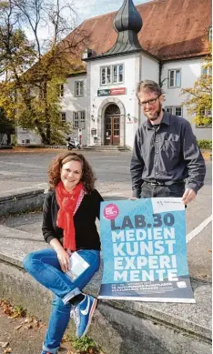  ?? Foto: Wolfgang Diekamp ?? Barbara Friedrichs und Gerald Fiebig bereiten im Endspurt das 16. Augsburger Me dienkunstf­estival Lab.30 vor. Die Besucher des Abraxas erwartet eine ungewohnte Freiheit, denn kürzlich ist der hohe Kasernenza­un mit den massiven Toren gefallen. Ein...