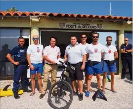  ?? (Photo P. B.) ?? Les six postes de secours sont sous bonne garde. VTT, palmes et semi-rigide sont les quelques outils de travail de ceux qui assurent votre sécurité sur les plages.