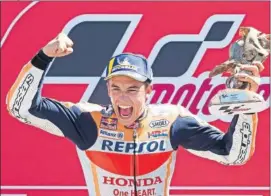  ??  ?? EUFÓRICO. Márquez celebró por todo lo alto un triunfo muy duro.