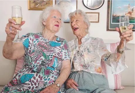  ?? Picture: RICHARD GOSLING ?? Identical twins Kate Delves and Pamela Edmonton, who lives in the UK, celebrate their 89th birthday together.