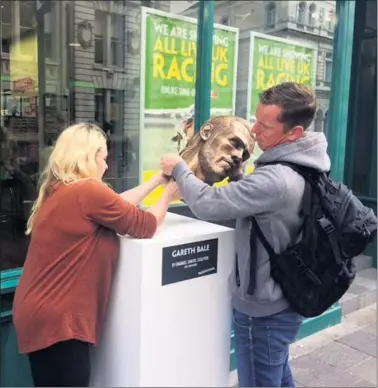  ??  ?? UNA ATRACCIÓN. El busto de Bale, el icono del fútbol galés, está expuesto desde ayer en Cardiff.