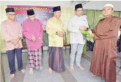  ??  ?? Hafez intongan di Sapawi om Ahmad papatahak do toluod wagas ih linansanan di Imam id Masjid dilo.