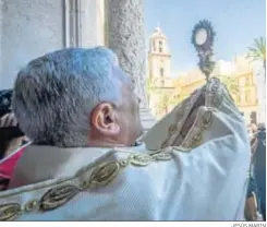  ?? JESÚS MARÍN ?? El obispo, Rafael Zornoza, bendice la ciudad el día de Corpus.
