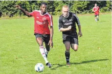  ?? FOTO: THORSTEN KERN ?? Der SK Weingarten (links Danso Alhaji) verlor sein Heimspiel gegen die TSG Bad Wurzach (Julian Lendt) mit 1:2.