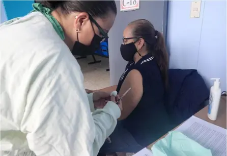  ?? RAFAEL PACHECo ?? Laura Masís, de Aguacalien­te de Cartago, hizo fila desde las 3 a. m., para recibir su vacuna. Deberá volver en 12 semanas por la segunda. Se la administró Carmen Calvo Molina.