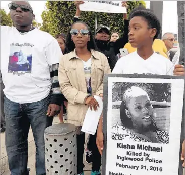  ?? Genaro Molina Los Angeles Times ?? DAVID MICHAEL, left, father of Kisha Michael, who was killed by Inglewood police officers last year, with daughter Trisha Michael and Kisha’s son Mikel Nicholson in February near the site of the fatal shooting.