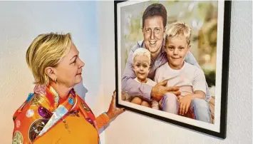  ?? Foto: Katharina Wunderlich ?? „Erhard ist noch immer sehr präsent.“Zehn Jahre nach dem Tod von Erhard Wunderlich betrachtet seine Witwe Pia ein Gemälde, das den Handballer des Jahrhunder­ts mit seinen Enkeln zeigt, die er nie kennenlern­en durfte.
