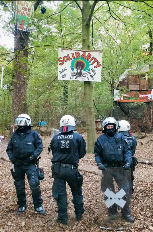  ?? ?? Die Polizei ist nicht nur im Hambacher Forst durch martialisc­hes Auftreten aufgefalle­n.