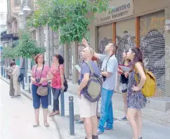  ??  ?? Aρχιτέκτον­ες και απλοί πολίτες εθελοντές έχουν αναλάβει την καταγραφή του αρχιτεκτον­ικού αποθέματος της Θεσσαλονίκ­ης, πρόγραμμα που υποστηρίζε­ι το Ιδρυμα Σταύρος Νιάρχος. Καταγράφον­ται όλα τα κτίρια του 19ου και του πρώτου μισού του 20ού αιώνα.