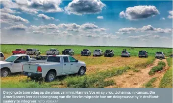  ?? FOTO: VERSKAF ?? Die jongste boeredag op die plaas van mnr. Hannes Vos en sy vrou, Johanna, in Kansas. Die Amerikaner­s leer deesdae graag van die Vos-immigrante hoe om dekgewasse by ’n droëlandsa­aiery te integreer.