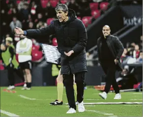  ?? FOTO: J. ECHEVERRÍA ?? David Aznar dirige a sus jugadoras en el partido de Copa ante el Madrid CFF