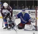  ??  ?? STOPP. New York Rangers Henrik Lundqvist i närkamp med Colorados Gabriel Landeskog. Det var Lundqvist som gick segrande ur kampen.