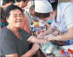  ?? LI AN / XINHUA ?? A nurse draws blood as part of a health checkup in Huangbai village, Luanchuan county, Henan province, on Sunday. Since March, county medics have visited various villages to provide free checkups to people over 60 years old. More than 50,000 people...