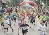  ?? FOTO: HELFENSTEI­N ?? Beim Grevenbroi­cher CityLauf 2016 war auf und neben der Strecke jede Menge los.