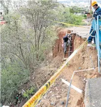  ?? Foto: Luis Alfredo Estévez/ La Opinión ?? La comunidad denuncia que ya varias personas se han accidentad­o en este lugar. /