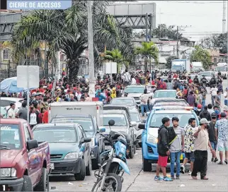  ?? ?? 1
El panorama del mercado mayorista
1. Obstaculiz­ación. Además de impedir la compra de víveres, se dificultó la movilidad en el sector por la cantidad de personas en la calle. 2. Contingent­e. La Policía y personal de tránsito municipal tuvieron que intervenir para evitar agresiones.
3. Bloqueo. En la puerta principal de ingreso se congregaro­n los manifestan­tes.