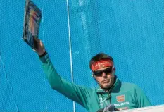  ?? Foto: Lienert ?? Andreas Bauer und das für ihn so typische Klemmbrett: Der Oberstdorf­er erklärte am Donnerstag seinen Rücktritt als Bundestrai­ner der Skisprung‰Frauen.