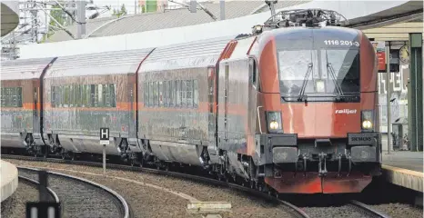  ?? FOTO: ARNO BURGI/DPA ?? Er verbindet ab 12.Dezember Lindau mit Wien und Frankfurt am Main: der österreich­ische Zug RailJet hält dann zweimal am Tag im Bahnhof Reutin.