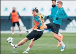  ??  ?? AYER EN VALDEBEBAS. Bale pone un centro ante Toni Kroos.