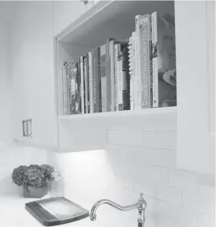  ?? POSTMEDIA NEWS FILES ?? Lindsay Stephenson’s tidy cookbook kitchen shelf is both functional and stylish.