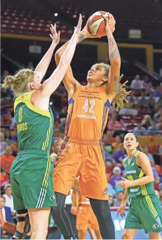  ?? DAVID KADLUBOWSK­I/ AZCENTRAL SPORTS ?? Mercury center Brittney Griner, shooting over center Carolyn Swords, matched her playoff-best with 23 points.