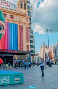  ?? (Sipa) ?? El muñeco 'supersanit­ario' que preside la Plaza Callao de Madrid.