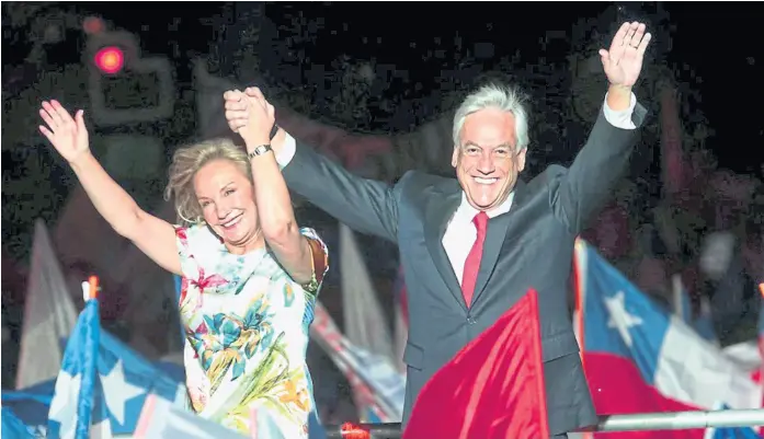  ?? Ivan alvarado/ rEUTErS ?? El festejo de Sebastián Piñera, acompañado por su mujer, Cecilia Morel