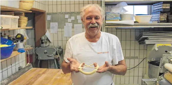  ?? FOTOS: PEER MEINERT: ?? Bäckermeis­ter „Seppi“Reck aus Tettnang, der für das Schlingen einer schwäbisch­en Laugenbrez­el empfiehlt: „Üben, üben, üben.“
