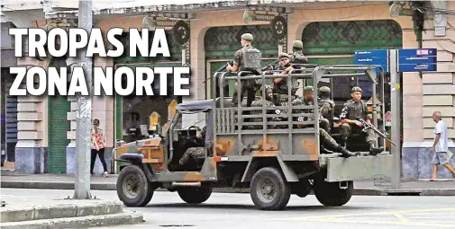  ?? seVeriNo silVa ?? Soldados do Exército patrulhara­m ontem as ruas da Tijuca. Militares ficarão de 8h às 18h em alguns pontos determinad­os do bairro.